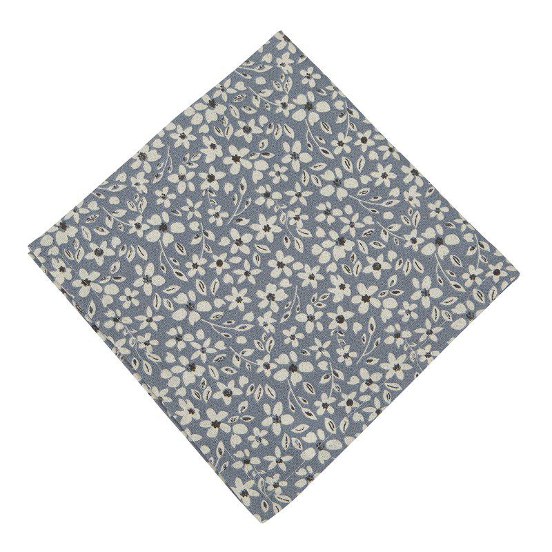 Lisen blommig tygservett blå 45x45 cm på vit bakgrund