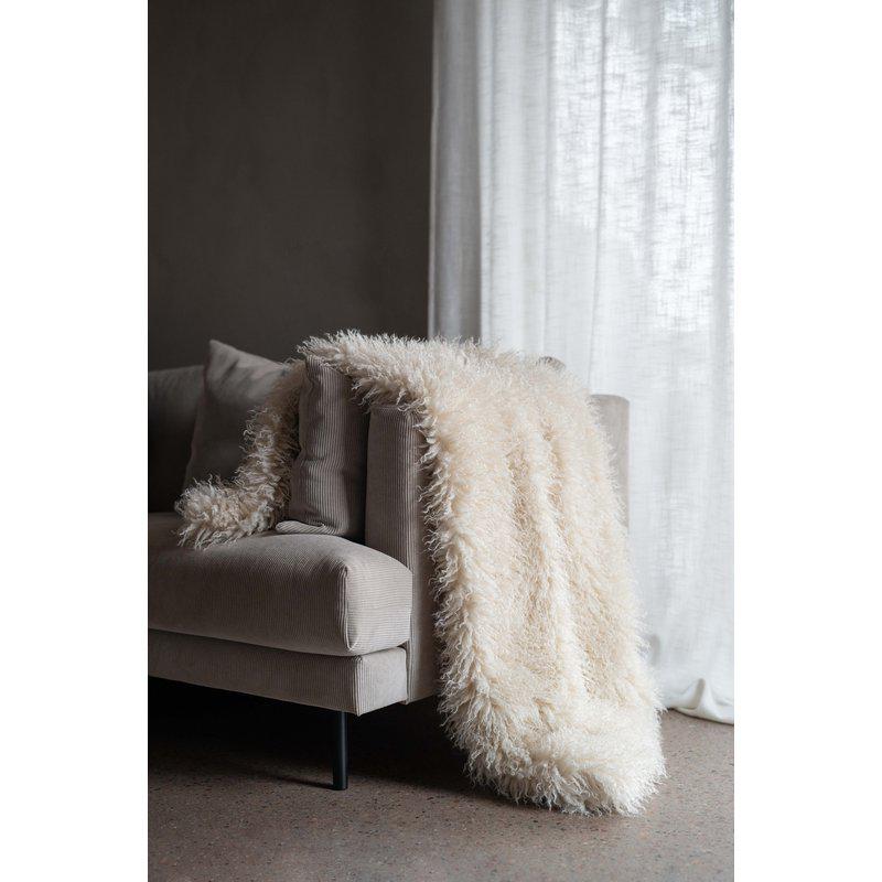 Curly pläd offwhite 120x150 cm draperad över beige soffa