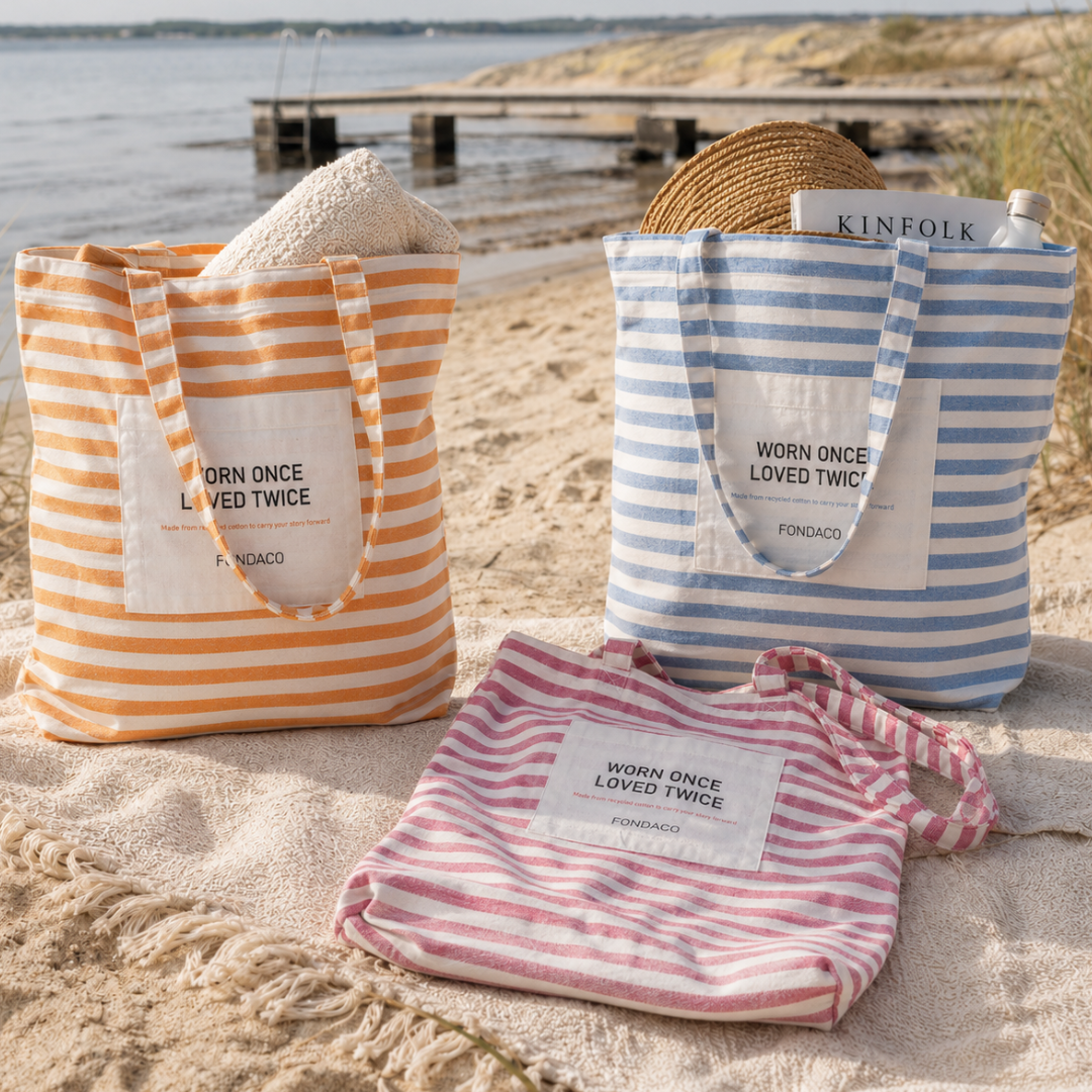 Svea tygväskor på stranden. Sommarväskor gjorda av tyg i olika randiga färger.